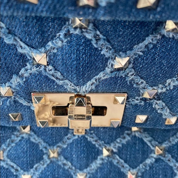 VALENTINO Rockstud Matelassé Denim crossbody Bag - Picture 4 of 6